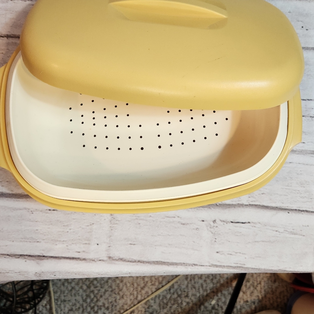 Tupperware Harvest Gold Microwave Steamer